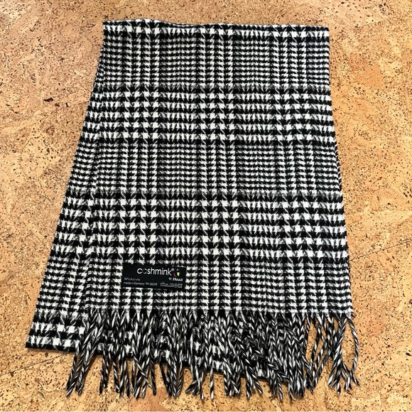 V FRAAS Cashmink Black & White Houndstooth Fringed Scarf - Picture 11 of 12